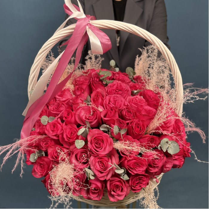 101 малиновая роза Палома Роял с пампасом в корзине